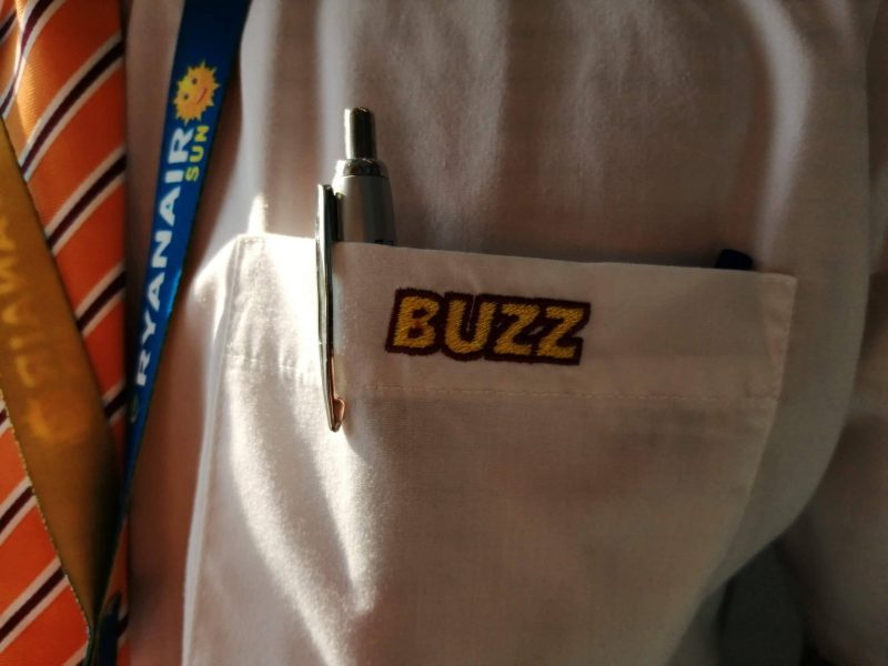 Buzz-Logo auf einer Uniform (Foto: Jan Gruber).