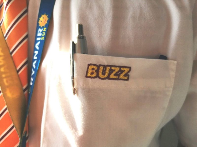 Buzz-Logo auf einer Uniform (Foto: Jan Gruber).