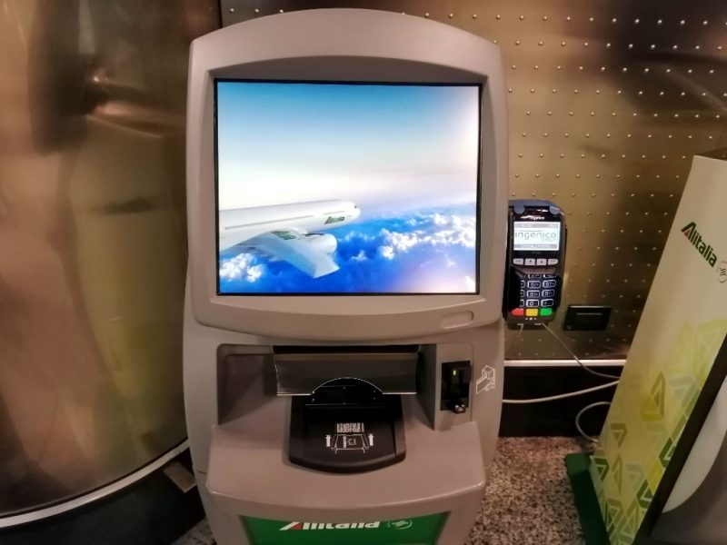 Check-in-Automat von Alitalia am Flughafen Mailand-Linate (Foto: Jan Gruber).