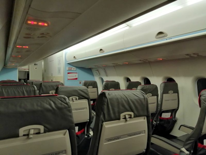 Leere Sitze in einer DHC Dash 8-400 von Austrian Airlines (Foto: Jan Gruber).