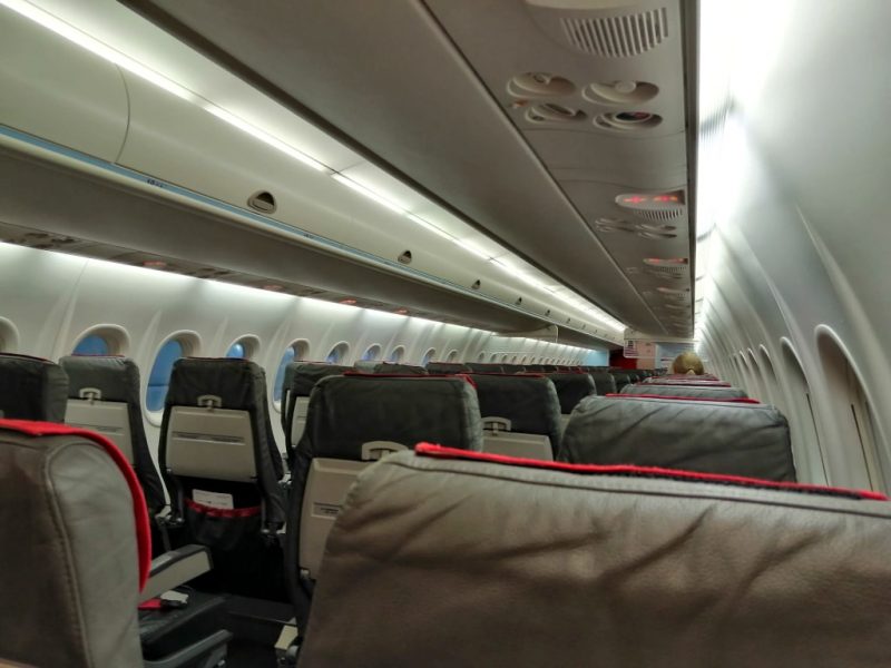 Almost empty cabin of a DHC Dash 8-400 from Austrian Airlines (Photo: Jan Gruber).