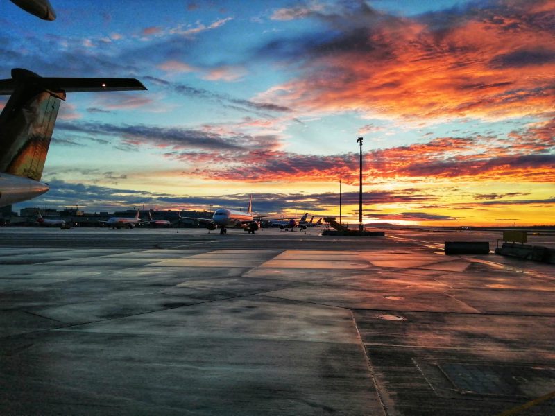 Sonnenaufgang am Flughafen Wien-Schwechat (Foto: Robert Spohr).