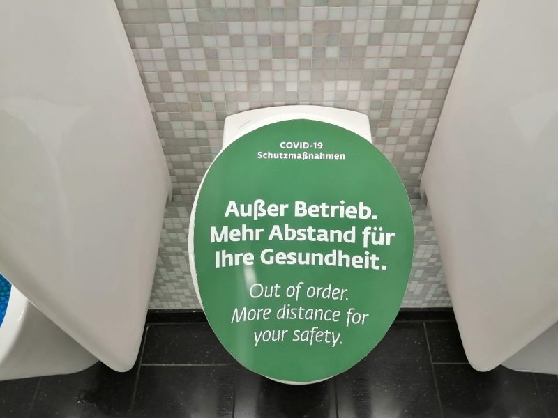 Gesperrtes Urinal am Flughafen Wien (Foto: Robert Spohr).