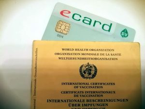 Impfpass und E-Card (Foto: Robert Spohr).