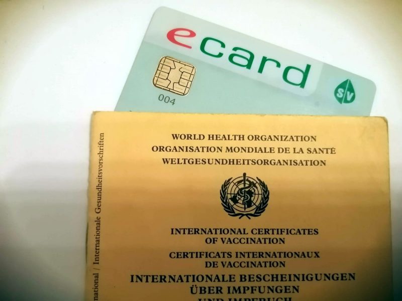 Vaccination certificate and e-card (Photo: Robert Spohr).