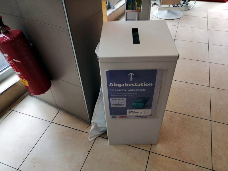Einwurfbox für PCR-Tests in Wien (Foto: Robert Spohr).