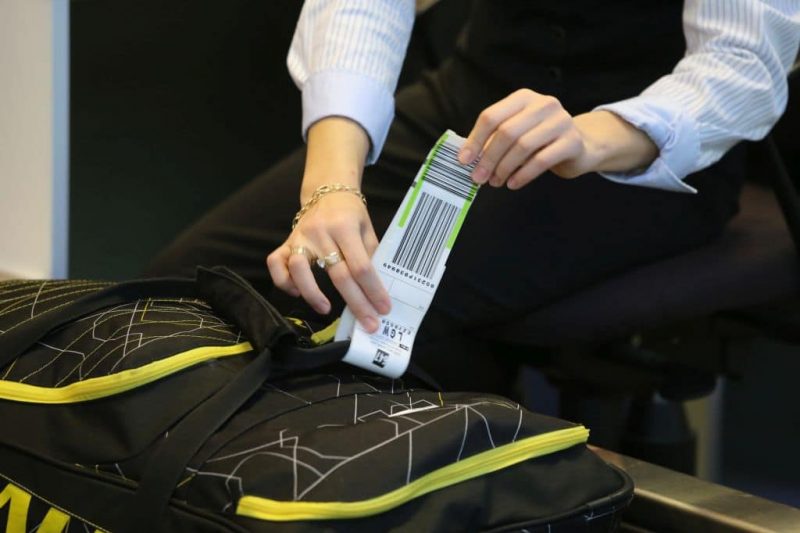 Suitcase label at the check-in at Salzburg Airport (Photo: Salzburg Airport Presse).