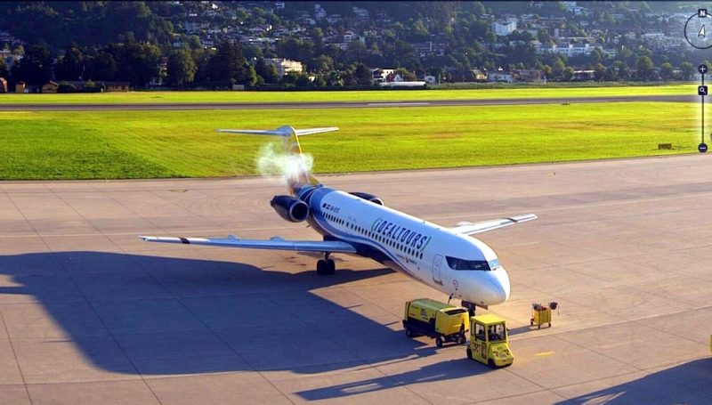Fehlfunktion am rechten Triebwerk der Fokker 100 (Foto: Screenshot INN-Webcam).