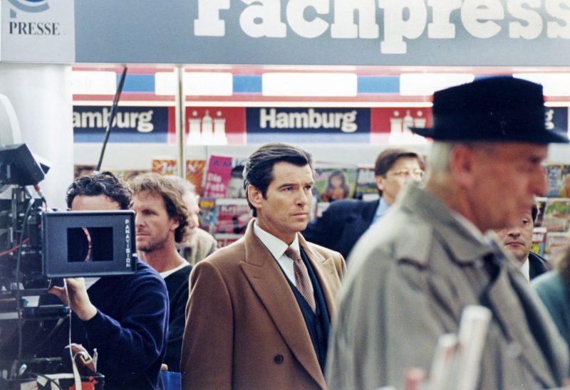 Hunderte Fans kamen im März 1997 in das damalige Terminal 4 am Hamburg Airport, um einen Blick auf „007“-Star Pierce Brosnan und die Dreharbeiten für seinen zweiten James-Bond-Film „Tomorrow never dies“ zu ergattern. Gedreht wurde auch im Hotel Atlantik und in der Mönckebergstraße (Foto: Airport Hamburg/Michael Penner).