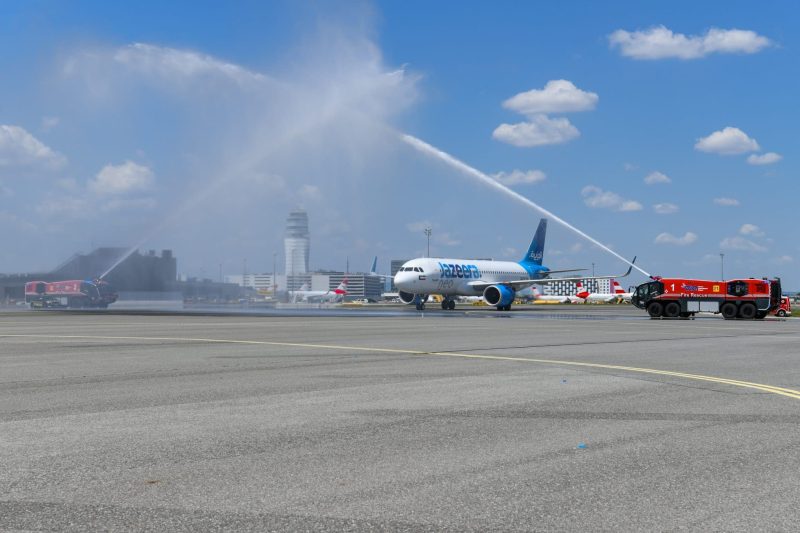 Water Salute bei der Erstlandung von Jazeera Airways (Foto: Flughafen Wien AG).