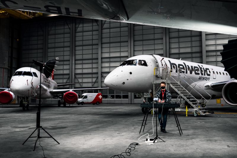 DJ Kuzey vor einem E190-E2 (Foto: Helvetic Airways).