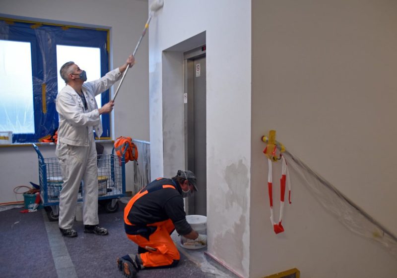 Painting walls instead of handling planes (Photo: Nuremberg Airport).