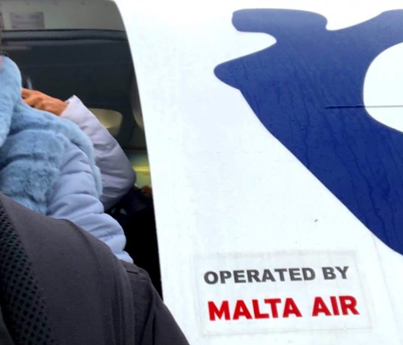 Only this sticker indicates that the Boeing 737-800 painted in Ryanair colors is operated by Malta Air (Photo: Enrique Tabone).