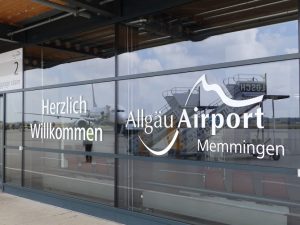 Logo am Flughafen Memmingen (Foto: Jan Gruber).