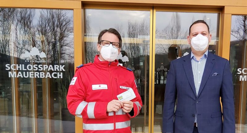 Hoteldirektor Philip Jansohn (rechts) mit einem Mitarbeiter des Roten Kreuz (Foto: Schlosspark Mauerbach).