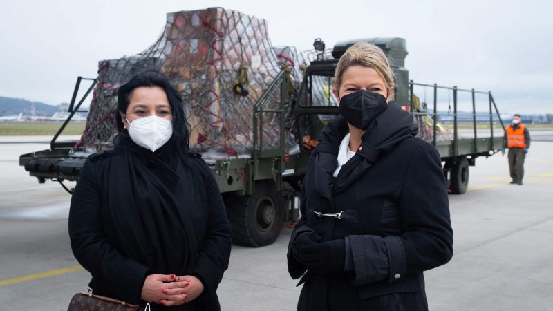 Klaudia Tanner and Derya Allüşoğlu Öcal in front of the relief delivery (Photo: Bundesheer / Gunter Pusch).
