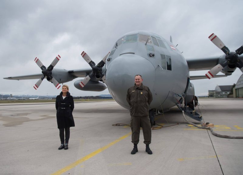 Verteidigungsministerin Klaudia Tanner vor einer Transportmaschine C-130 Hercules (Foto: Bundesheer/Pusch).
