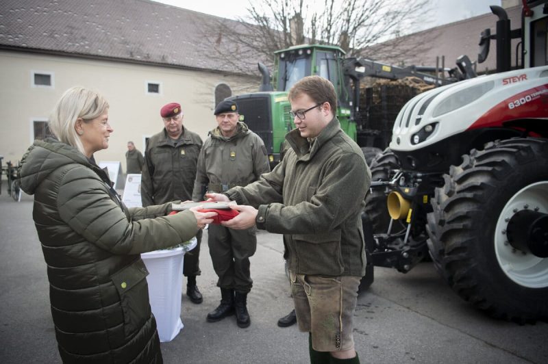 Defense Minister Klaudia Tanner hands over the first of nine tractors (Photo: Bundesheer / Carina Karlovits).