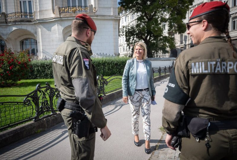 Klaudia Tanner mit Soldaten (Foto: Bundesheer/Daniel Trippolt).