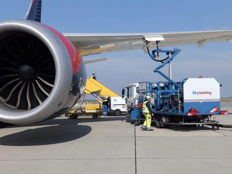 A Boeing 787 is being refueled (Photo: Jan Gruber).