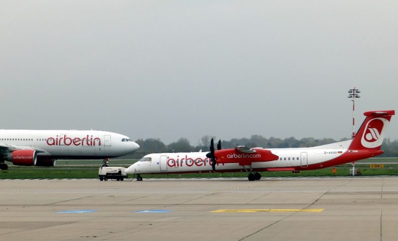 Airbus A330 und DHC Dash 8-400 am Flughafen Düsseldorf (Foto: Robert Spohr).