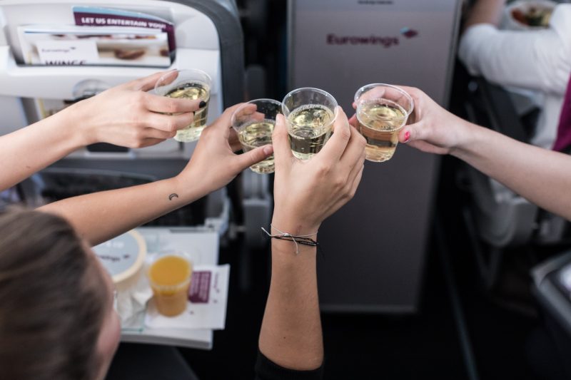Drinks on board Eurowings (Photo: Eurowings).