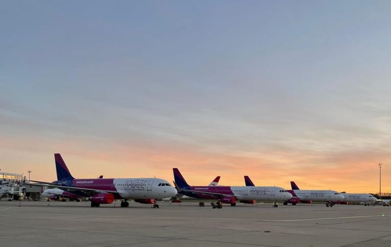 Numerous Airbus jets from the low-cost airline Wizzair are mothballed at Vienna International Airport (Photo: Christian Ambros).