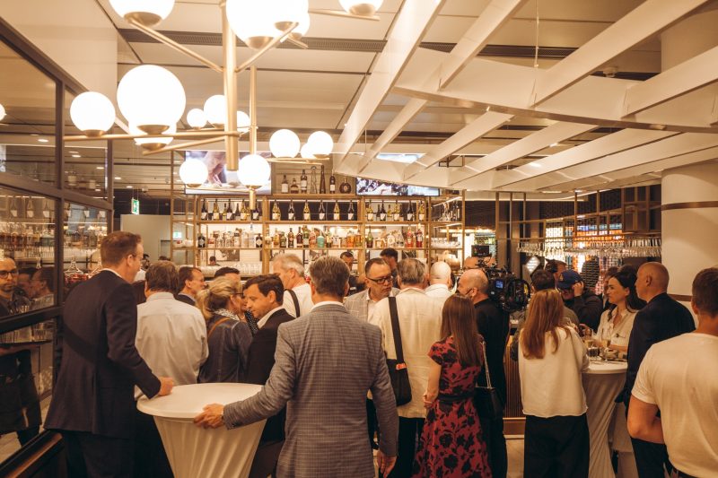 Einer Einladung zum persönlichen Grand Opening von Wolfgang Puck am Dienstagabend in seinem neuen Airport-Restaurant folgten über 100 Gäste aus der Luftfahrt und Gastronomiebranche (Foto: Flughafen Wien).
