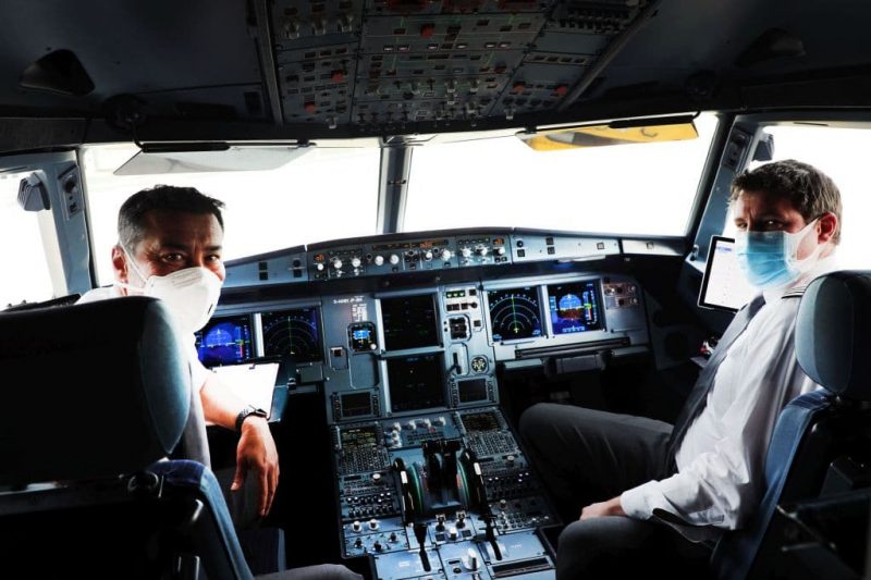 Eurowings pilots in the cockpit of an Airbus A319 (Photo: Salzburg Airport Presse).