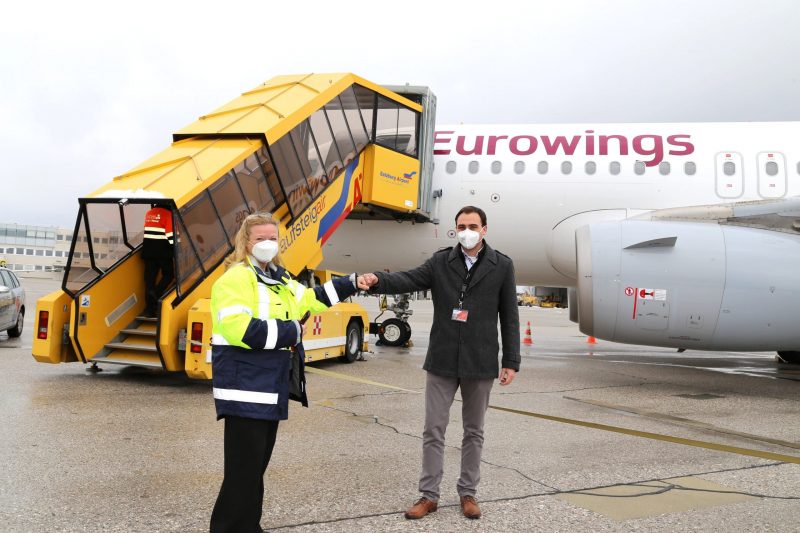 Richard Brunthaler, Operational Manager Nayak LM-Austria und Flughafengeschäftsführerin Bettina Ganghofer (Foto: Flughafen Salzburg).