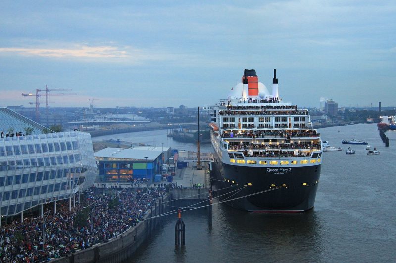 Queen Mary 2 (Photo: CHK46).