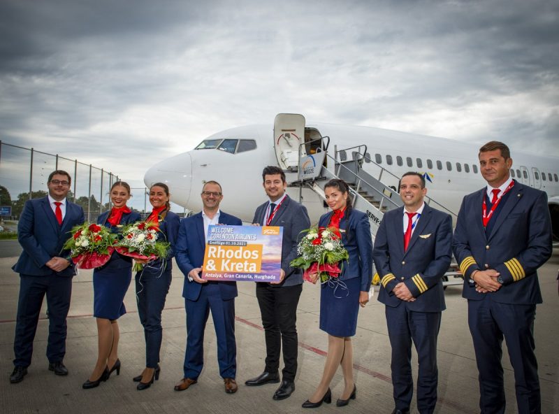 Sebastian Papst, Flughafenchef und Tarik Helvaci, Manager der deutschen Flughafenstationen der Corendon Airlines begrüßten die Crew des Premierenfluges nach Rhodos (Foto: Flughafen Weeze).