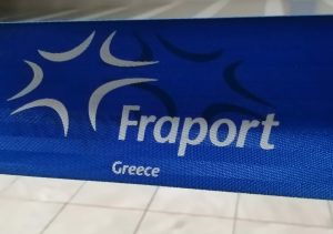 Logo von Fraport Greece am Flughafen Thessaloniki (Foto: Jan Gruber).