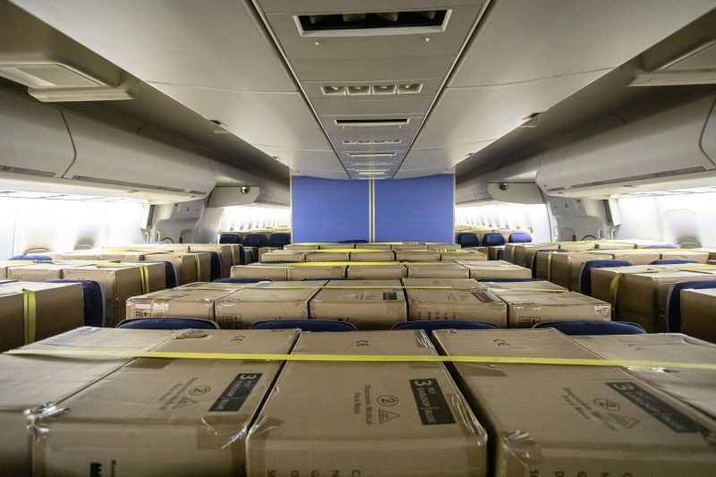 Pakete statt Passagiere in der Kabine (Foto: KLM).