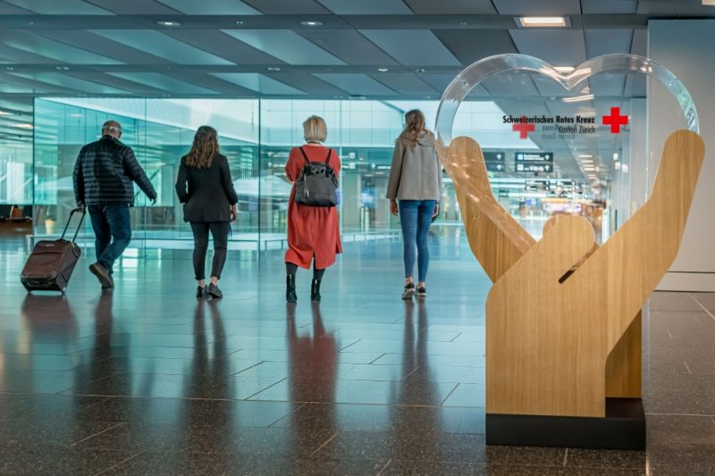 The new donation hearts are happy to accept any currency for a good cause at Zurich-Kloten Airport (Photo: Zurich Airport).