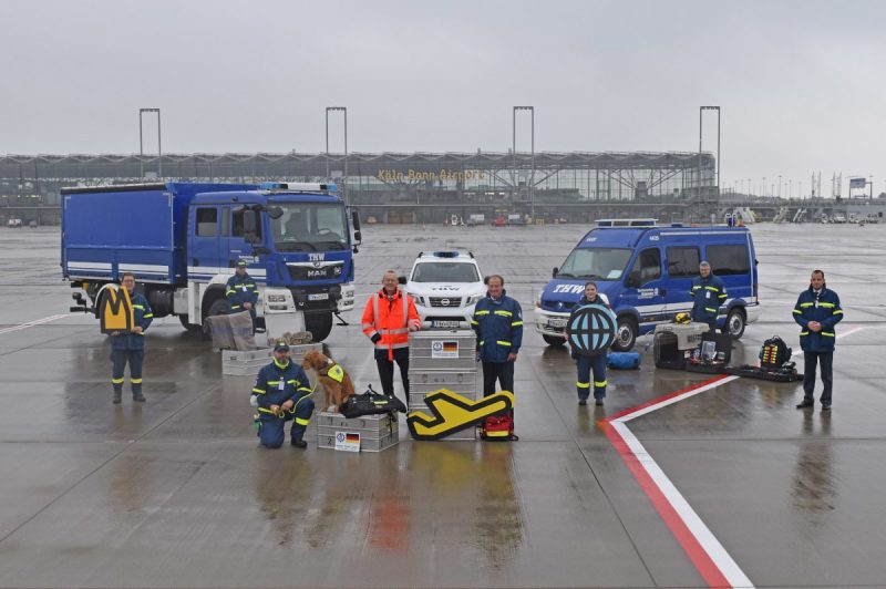 Flughafen-Chef Johan Vanneste (am Stehpult links) und THW-Präsident Gerd Friedsam (am Stehpult rechts) stellen die Kooperation der Öffentlichkeit vor (Foto: Flughafen Köln/Bonn).