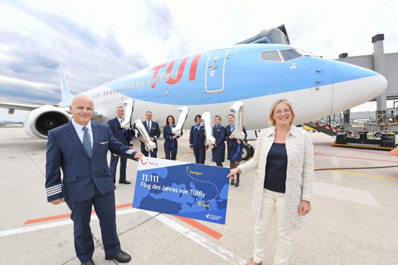 Arina Freitag, Managing Director of Flughafen Stuttgart GmbH and Tui Fly chief pilot Henning Jenzen (left) with crew say goodbye to the 11.111. Tui Fly flight of the year (Photo: Stuttgart Airport / Kraufmann).