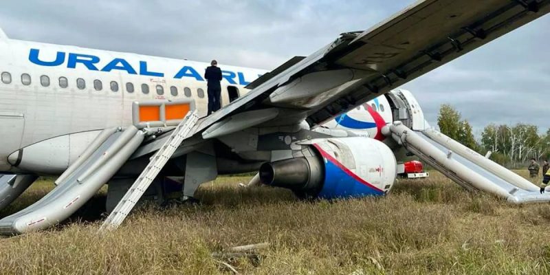 Airbus A320 nach der Notlandung (Foto: Ural Airlines).
