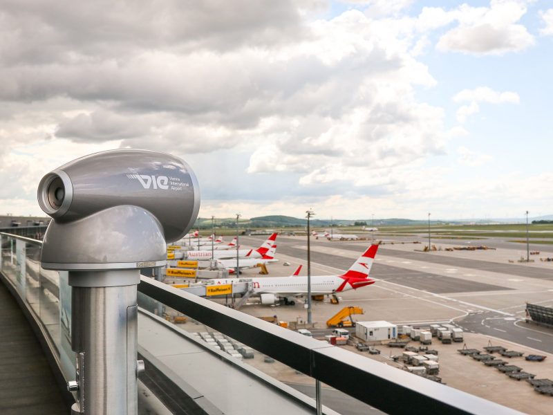 With the new adventure telescopes on the visitor terrace, you can see what is happening at the airport up close (Photo: Flughafen Wien AG).