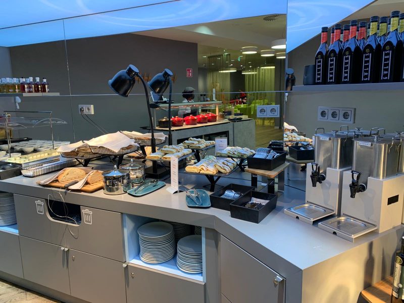 Buffet in the AUA lounge at Vienna Airport (Photo: Robert Spohr).