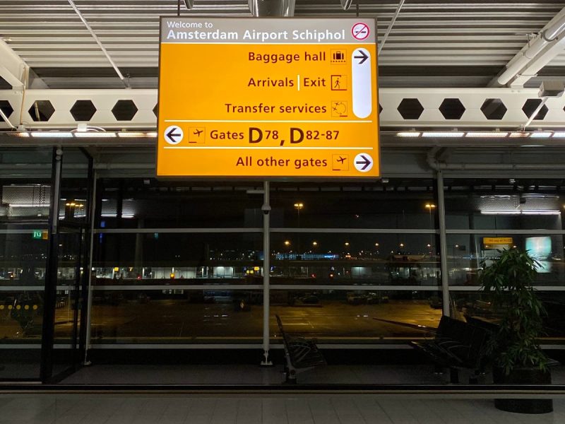 Flughafen Amsterdam-Schiphol (Foto: Unsplash/Pedro Menezes).