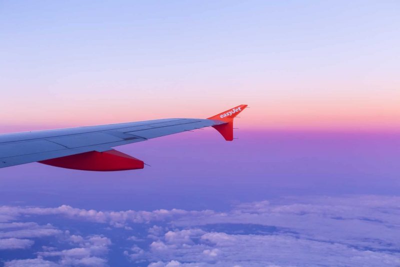 View of an Easyjet wing (Photo: Unsplashed / Andy Holmes).