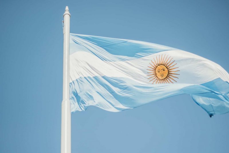 Flagge von Argentinien (Foto: Unsplash/Angelica Reyes).