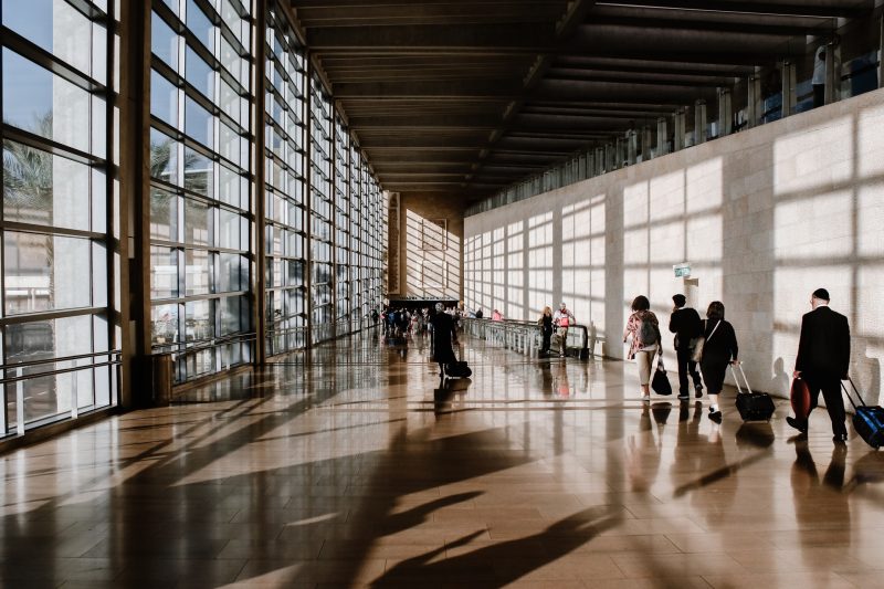 Passagiere in einem Flughafen-Terminal (Foto: Unsplash/Briana Tozour).