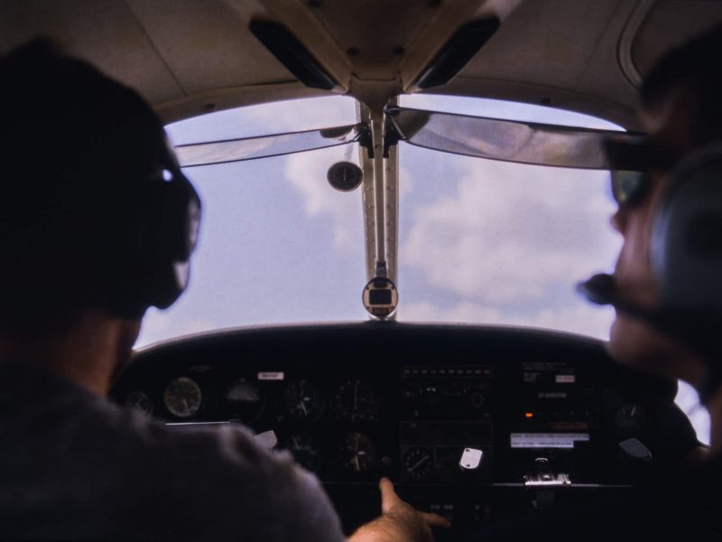 Piloten im Cockpit (Foto: Unsplash/Carl Nenzen Loven).