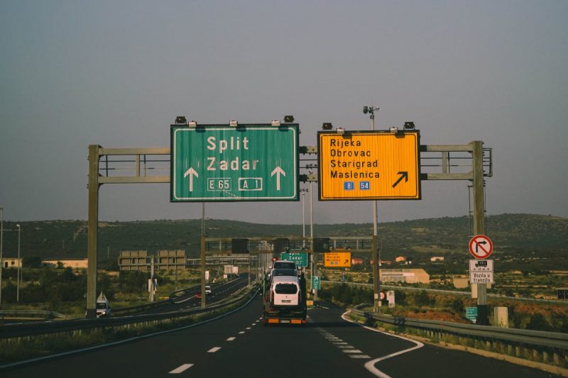 Road signs in Croatia (Photo Unsplash / Kat von Wood).