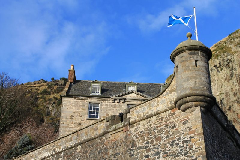 Flagge Schottlands (Foto: Unsplash/Dav Doh).