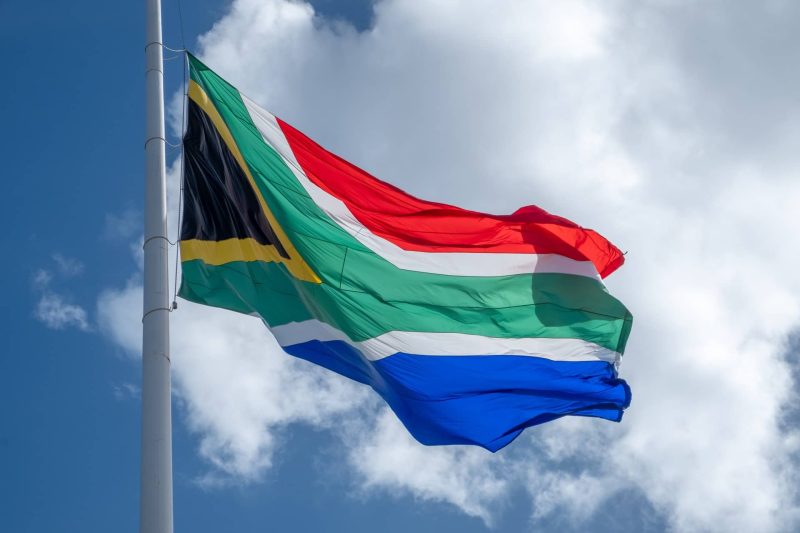 Flagge von Südafrika (Foto: Unsplash/Den Harrson).