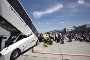 Passengers on the apron of Dortmund Airport when boarding a plane (Photo: Dortmund Airport).