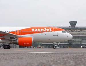 Easyjet-Maschine vor dem Terminal 1 (Foto: Köln/Bonn Airport).